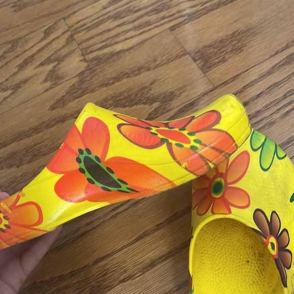 Cute floral Birkenstock’s Size: 9 - Picture 2 of 3